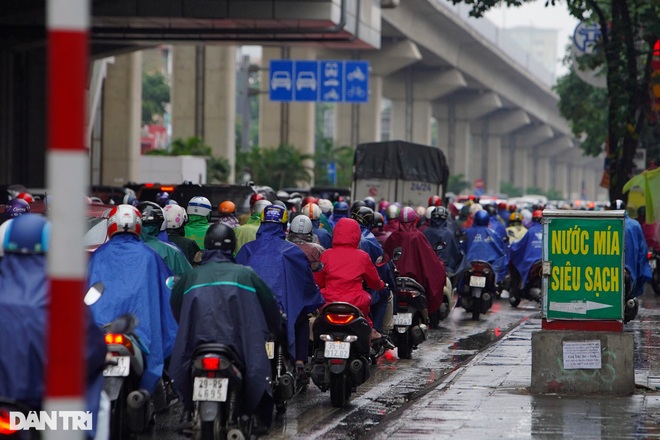 Mưa kéo dài, nhiều tuyến phố ở Hà Nội ùn tắc trong sáng đầu tuần - 4