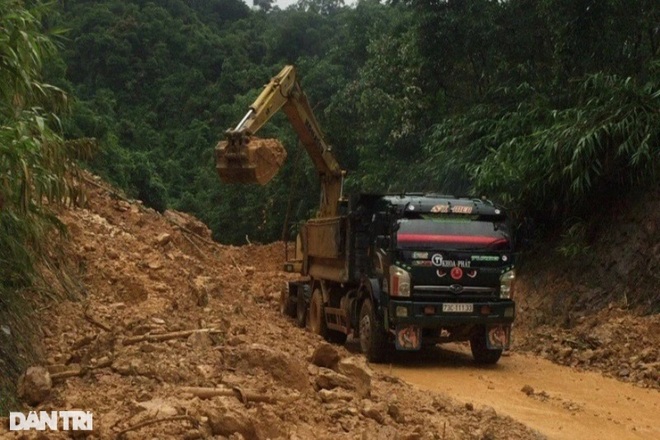 Mưa lũ miền Trung làm ít nhất 8 người chết và mất tích, hàng nghìn nhà ngập - 5