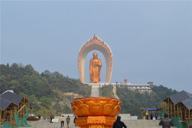 Một trong những tượng Phật cao nhất thế giới dát 48 kg vàng - 1