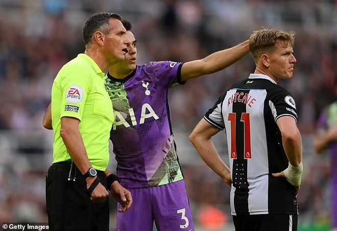 CĐV làm gián đoạn trận Newcastle và Tottenham may mắn được cứu sống - 2 CĐV làm gián đoạn trận Newcastle và Tottenham may mắn được cứu sống - 2