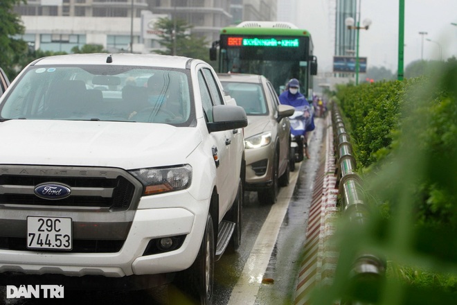 Mưa kéo dài, nhiều tuyến phố ở Hà Nội ùn tắc trong sáng đầu tuần - 9