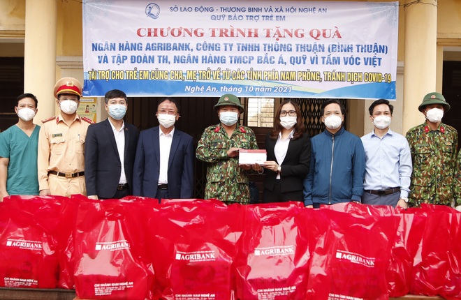 Vận động gần 1.400 phần quà tặng trẻ em từ miền Nam theo bố mẹ về quê - 4 Vận động gần 1.400 phần quà tặng trẻ em từ miền Nam theo bố mẹ về quê - 4