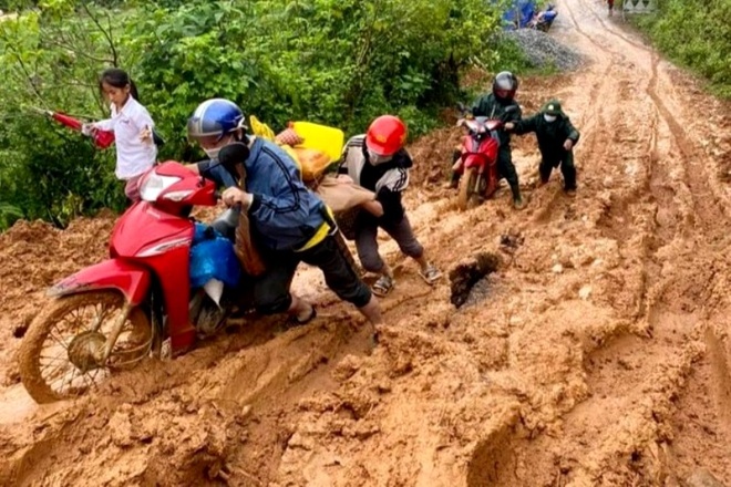 Mưa lũ miền Trung làm ít nhất 8 người chết và mất tích, hàng nghìn nhà ngập - 1