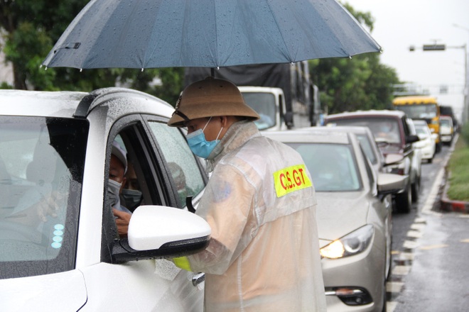 Thoát giấy xét nghiệm, dòng người vẫn đội mưa chờ nhích vào Đà Nẵng - 9