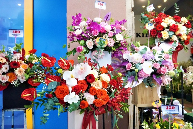 Dịp lễ 20/10, giới buôn hoa liêu xiêu vì giá hoa cao, người mua e dè - 3 Dịp lễ 20/10, giới buôn hoa liêu xiêu vì giá hoa cao, người mua e dè - 3