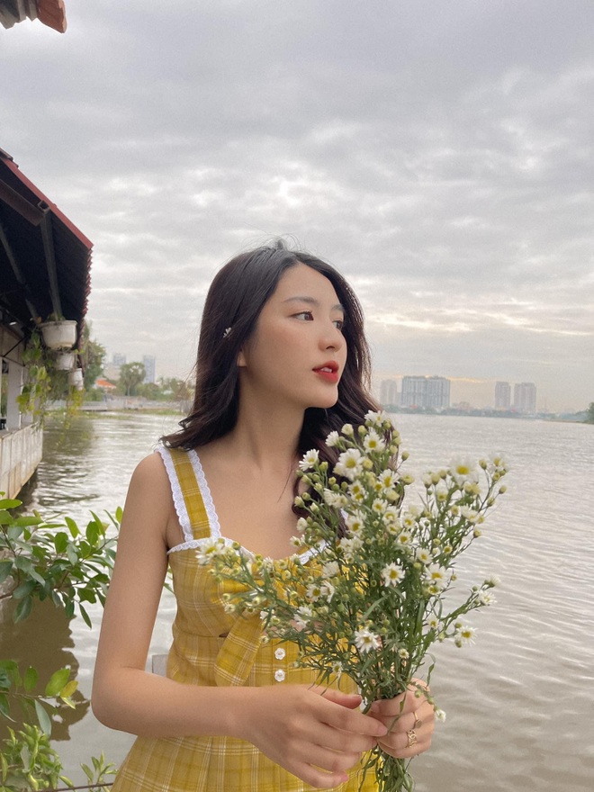 Á khôi đang đắt show người mẫu ảnh quyết định rẽ hướng đi làm công sở - 10 Á khôi đang đắt show người mẫu ảnh quyết định rẽ hướng đi làm công sở - 10