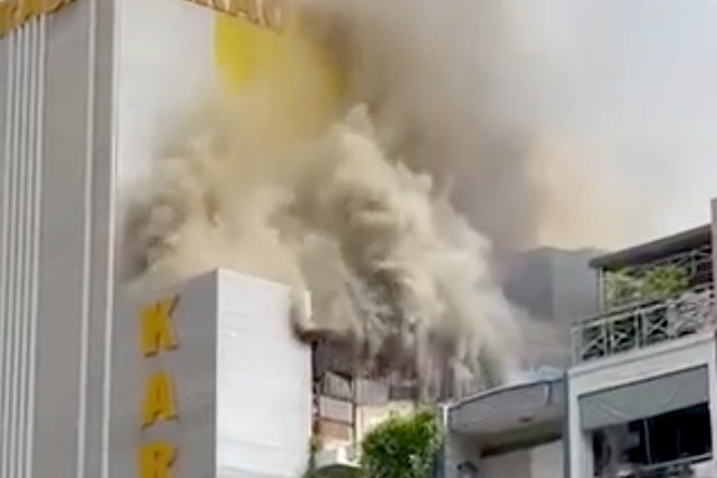 Cháy lớn quán karaoke ở TPHCM, cảnh sát dùng xe thang dập lửa từ trên cao - 1