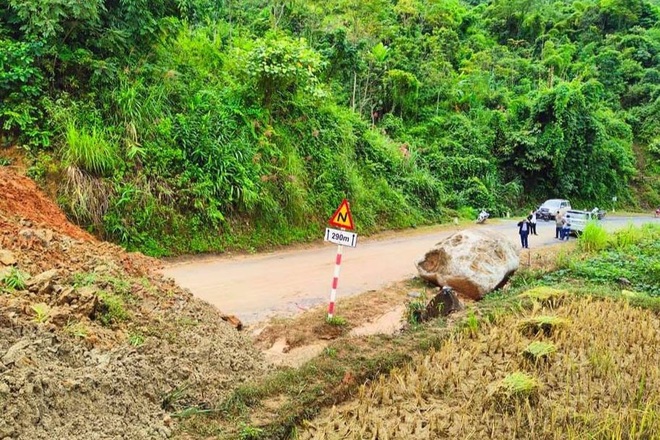 Hàng nghìn m3 đất từ trên núi đổ xuống chắn ngang quốc lộ - 2