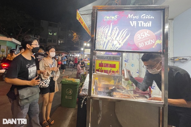 Young people eagerly enjoy Ho Thi Ky street food in Ho Chi Minh City - 1
