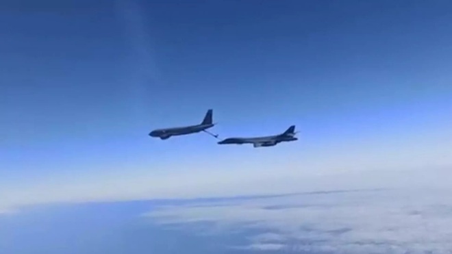 Tiêm kích Su-30 của Nga bám đuổi máy bay ném bom Mỹ - 1