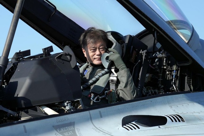 Tổng thống Hàn Quốc mặc đồ phi công, đi tiêm kích tới triển lãm hàng không - 1