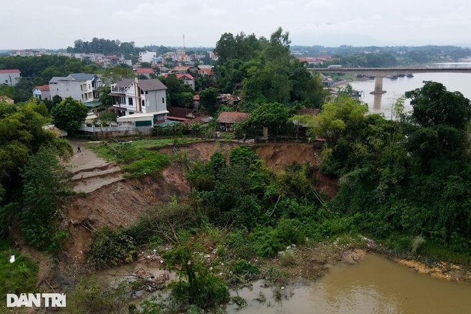 Hà Nội: Xuất hiện nhiều vị trí sạt lở đê nghiêm trọng ven bờ sông Hồng - 1