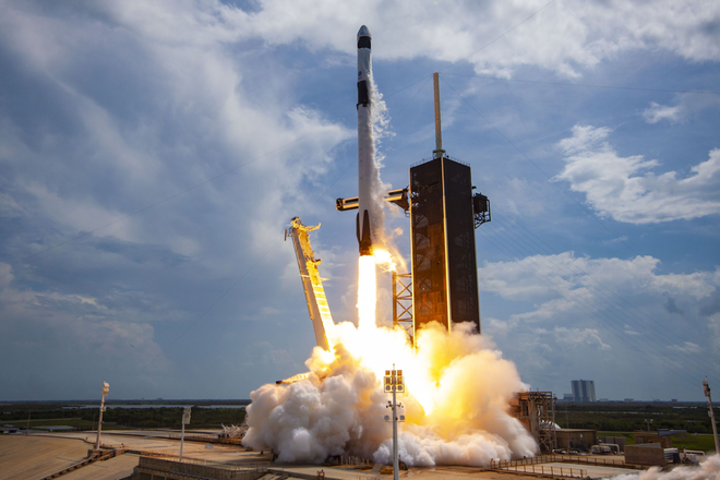Tên lửa Falcon 9 ngả sang màu nâu sau 8 lần phóng vào vũ trụ - 1 Tên lửa Falcon 9 ngả sang màu nâu sau 8 lần phóng vào vũ trụ - 1