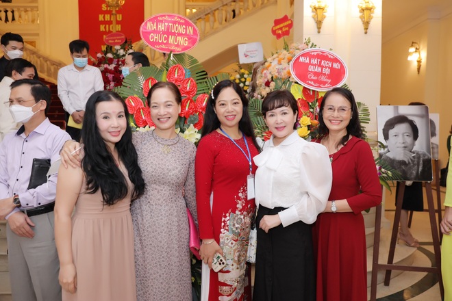 Thu Quỳnh Hương vị tình thân bật khóc mong kịch nói về thời hoàng kim - 7 Thu Quỳnh Hương vị tình thân bật khóc mong kịch nói về thời hoàng kim - 7