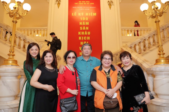 Thu Quỳnh Hương vị tình thân bật khóc mong kịch nói về thời hoàng kim - 11 Thu Quỳnh Hương vị tình thân bật khóc mong kịch nói về thời hoàng kim - 11