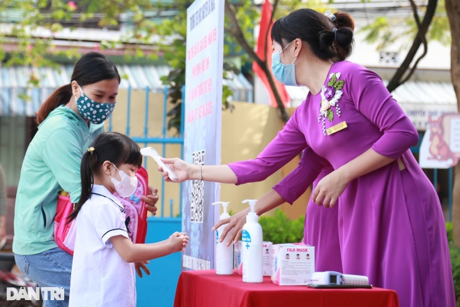 Gần 2 tháng nghỉ do Covid-19, học sinh phấn khởi trở lại trường học tập - 3 Gần 2 tháng nghỉ do Covid-19, học sinh phấn khởi trở lại trường học tập - 3