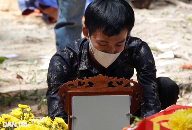 Đám tang đẫm nước mắt của bé 2 tuổi tử vong bất thường sau 6 ngày mất tích - 3 Đám tang đẫm nước mắt của bé 2 tuổi tử vong bất thường sau 6 ngày mất tích - 3