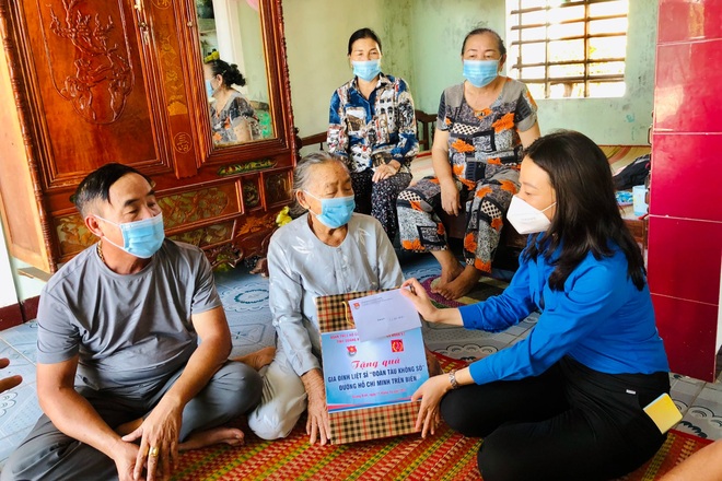 Thăm, tặng quà thương binh và gia đình liệt sĩ Đoàn tàu không số - 2 Thăm, tặng quà thương binh và gia đình liệt sĩ Đoàn tàu không số - 2