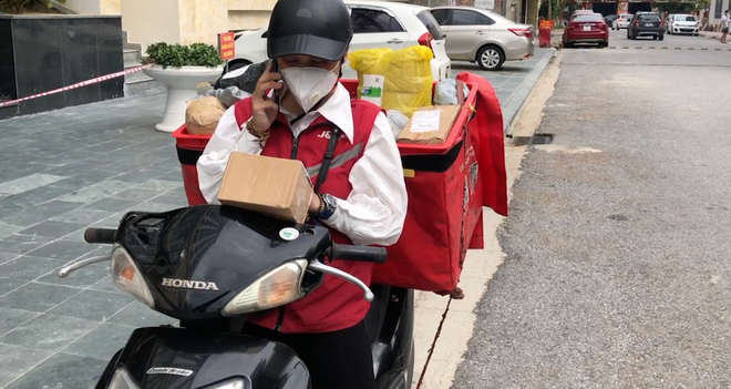 Chuyện những nữ shipper làm việc mùa dịch - 1 Chuyện những nữ shipper làm việc mùa dịch - 1