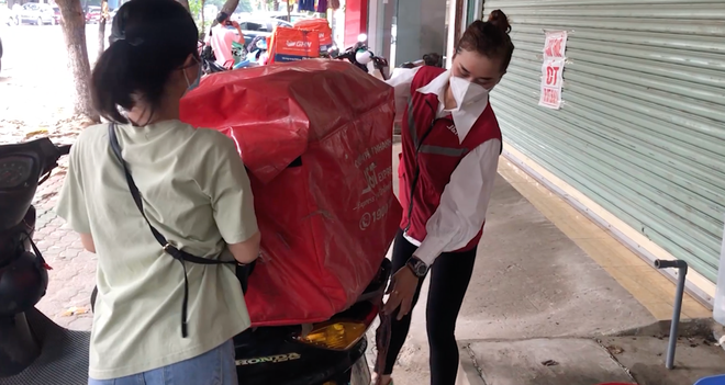 Chuyện những nữ shipper làm việc mùa dịch - 2 Chuyện những nữ shipper làm việc mùa dịch - 2