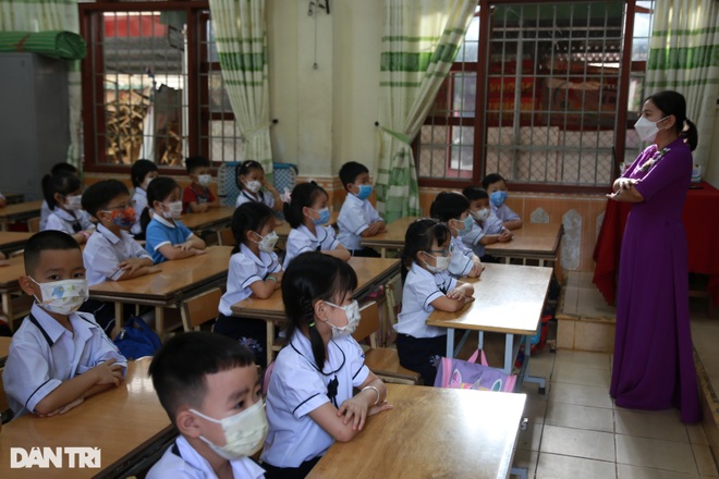 Gần 2 tháng nghỉ do Covid-19, học sinh phấn khởi trở lại trường học tập - 6 Gần 2 tháng nghỉ do Covid-19, học sinh phấn khởi trở lại trường học tập - 6