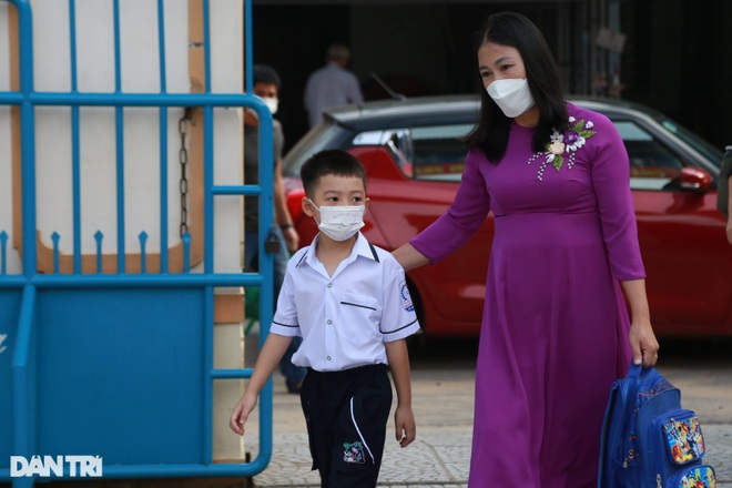 Gần 2 tháng nghỉ do Covid-19, học sinh phấn khởi trở lại trường học tập - 2 Gần 2 tháng nghỉ do Covid-19, học sinh phấn khởi trở lại trường học tập - 2