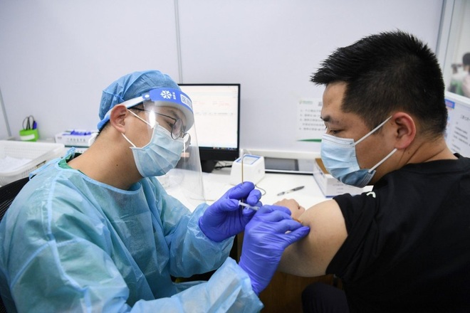 Trung Quốc tiêm mũi tăng cường cho người đã tiêm chủng đầy đủ được 6 tháng - 1