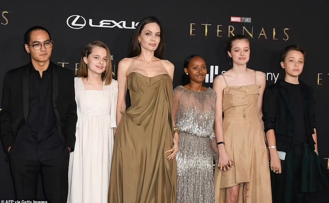Con gái Angelina Jolie - Brad Pitt thay đổi ngoạn mục ở tuổi thiếu nữ - 2 Con gái Angelina Jolie - Brad Pitt thay đổi ngoạn mục ở tuổi thiếu nữ - 2