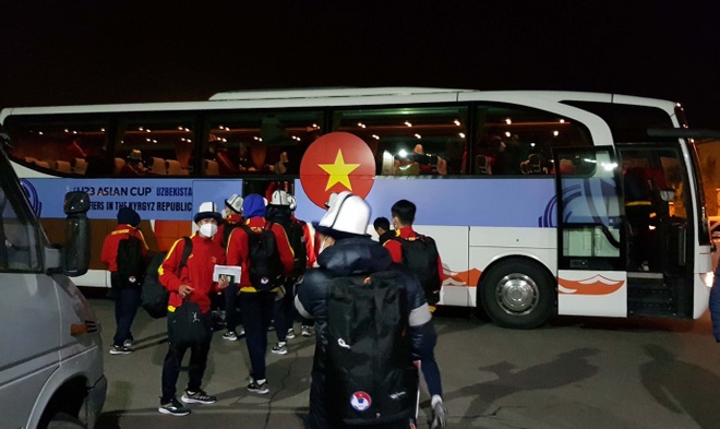 U23 Việt Nam đổ bộ Kyrgyzstan, lo lắng về chất lượng sân tập - 2