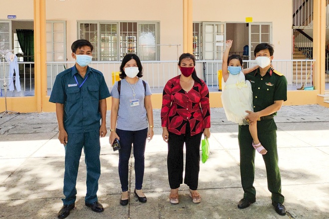 Hành trình Thiếu tá nhận đỡ đầu 3 anh em bé gái một mình nhận tro cốt mẹ - 1 Hành trình Thiếu tá nhận đỡ đầu 3 anh em bé gái một mình nhận tro cốt mẹ - 1