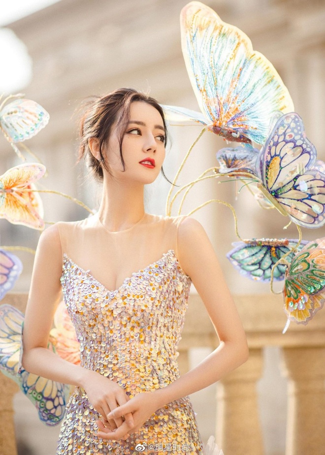 Những lần xuất hiện gây chú ý của mỹ nhân Tân Cương Địch Lệ Nhiệt Ba - 5 Những lần xuất hiện gây chú ý của mỹ nhân Tân Cương Địch Lệ Nhiệt Ba - 5