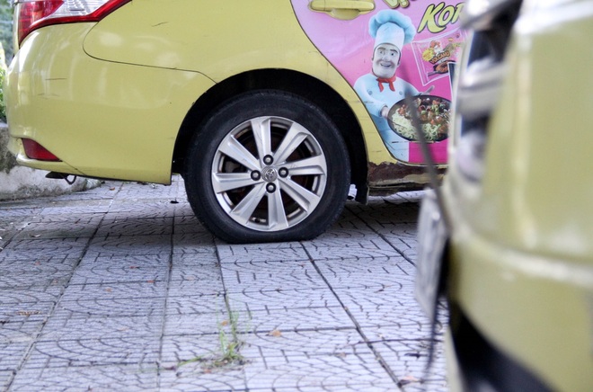 Tàu du lịch, taxi nằm xếp hàng dài dù được phép hoạt động trở lại - 10 Tàu du lịch, taxi nằm xếp hàng dài dù được phép hoạt động trở lại - 10