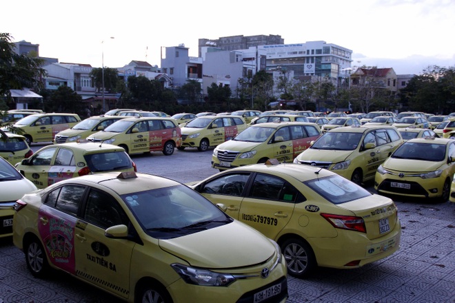 Tàu du lịch, taxi nằm xếp hàng dài dù được phép hoạt động trở lại - 11 Tàu du lịch, taxi nằm xếp hàng dài dù được phép hoạt động trở lại - 11