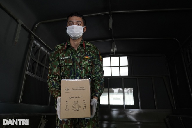 Quân đội trao trả tài sản, di vật của bệnh nhân Covid-19 tử vong - 1