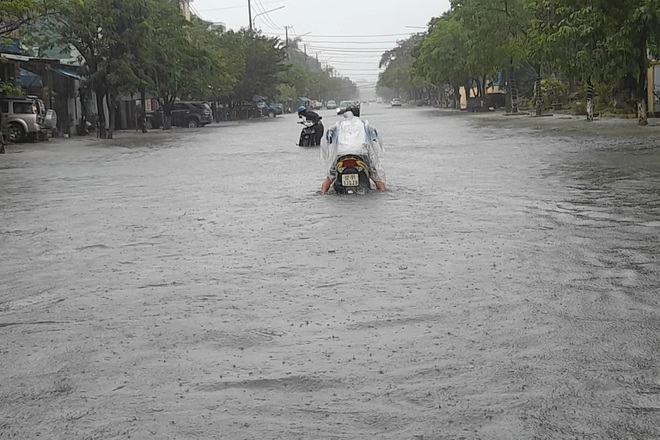 Mưa như trút, lũ dâng mênh mông, dân lội nước ngập ngang lưng về nhà - 11