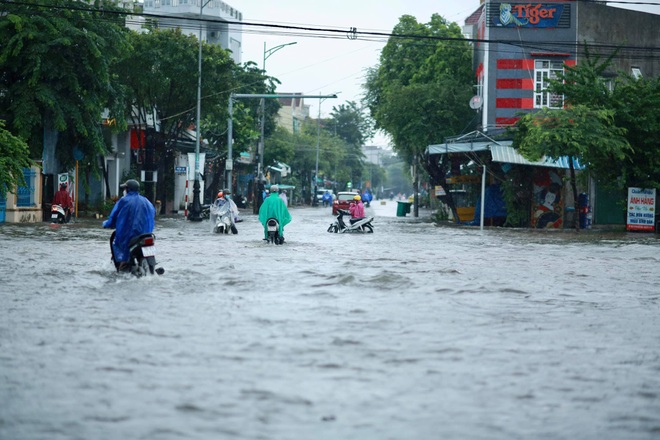 Ngập nặng trước 2 khu công nghiệp lớn, hàng nghìn công nhân chôn chân - 1