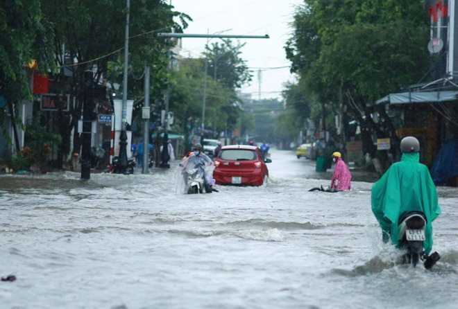 Ngập nặng trước 2 khu công nghiệp lớn, hàng nghìn công nhân chôn chân - 8