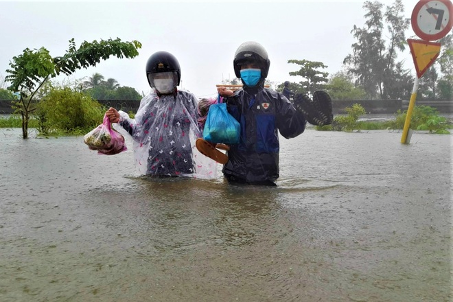 Mưa như trút, lũ dâng mênh mông, dân lội nước ngập ngang lưng về nhà - 3