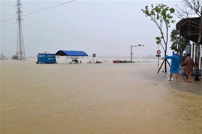 Mưa như trút, lũ dâng mênh mông, dân lội nước ngập ngang lưng về nhà - 7