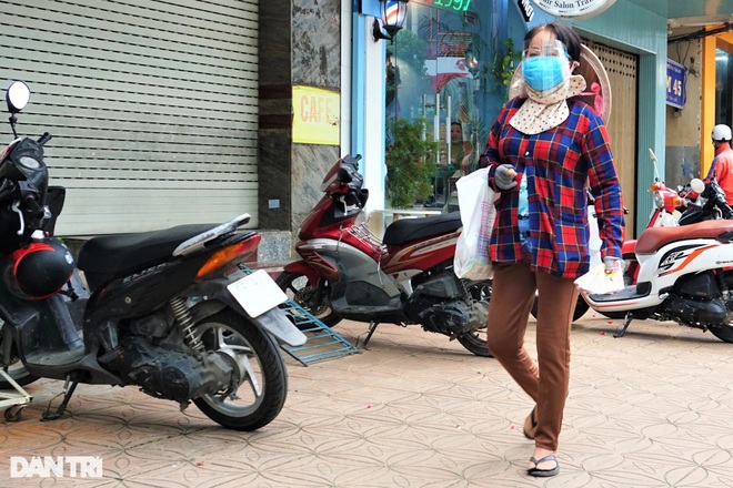 Người bán vé số mừng phát khóc khi xổ số quay thưởng trở lại - 2 Người bán vé số mừng phát khóc khi xổ số quay thưởng trở lại - 2
