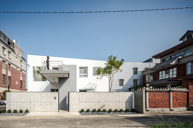 Ngôi nhà nhìn bề ngoài như lô cốt, điều bất ngờ nằm ở bên trong - 3 Ngôi nhà nhìn bề ngoài như lô cốt, điều bất ngờ nằm ở bên trong - 3