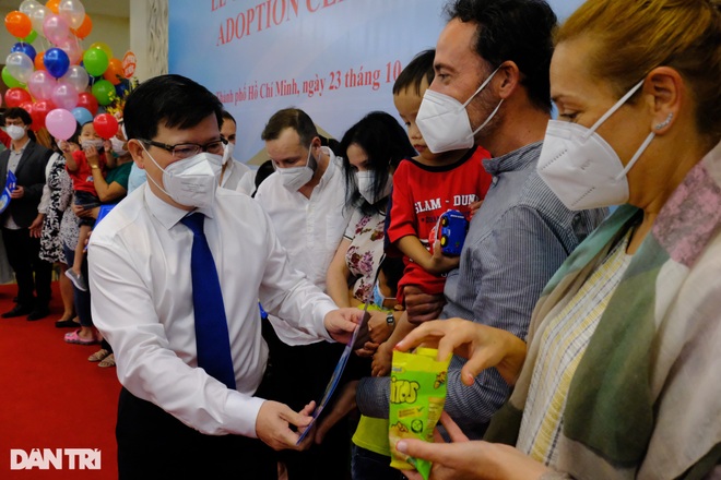 6 năm chờ đợi, vợ chồng người Na Uy xúc động ôm bé trai người Việt vào lòng - 1 6 năm chờ đợi, vợ chồng người Na Uy xúc động ôm bé trai người Việt vào lòng - 1