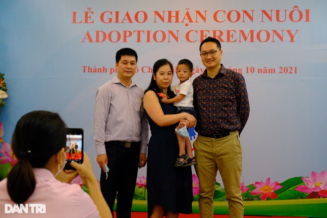 6 năm chờ đợi, vợ chồng người Na Uy xúc động ôm bé trai người Việt vào lòng - 2 6 năm chờ đợi, vợ chồng người Na Uy xúc động ôm bé trai người Việt vào lòng - 2