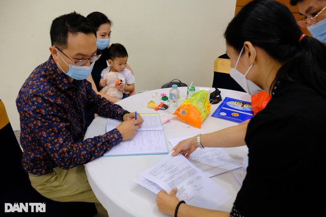 6 năm chờ đợi, vợ chồng người Na Uy xúc động ôm bé trai người Việt vào lòng - 4 6 năm chờ đợi, vợ chồng người Na Uy xúc động ôm bé trai người Việt vào lòng - 4