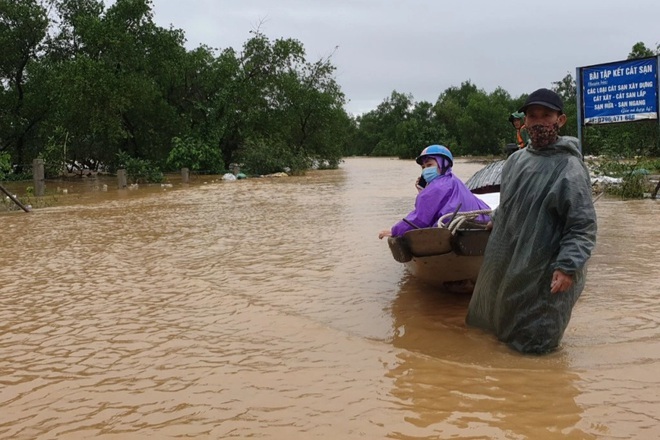 Thủ tướng yêu cầu khẩn trương khắc phục hậu quả mưa lũ, hỗ trợ người bị nạn - 1