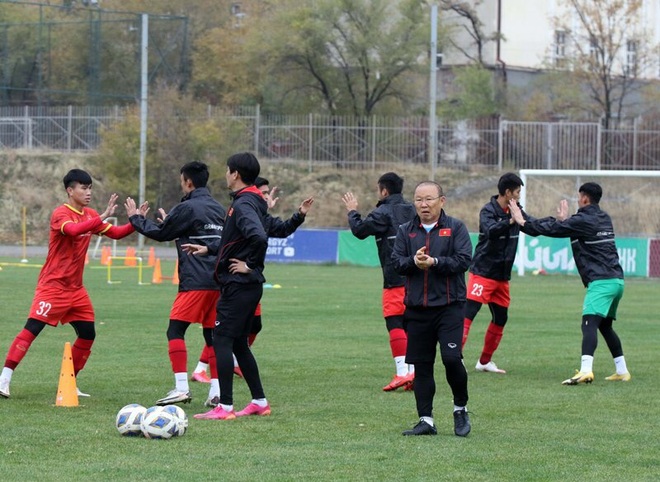 U23 Việt Nam tập gần hai tiếng dưới trời mưa rét - 1 U23 Việt Nam tập gần hai tiếng dưới trời mưa rét - 1