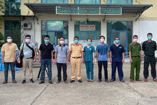 Ba lần xung phong vào vùng đỏ đón người, bị trêu… đi thăm bồ - 3 Ba lần xung phong vào vùng đỏ đón người, bị trêu… đi thăm bồ - 3