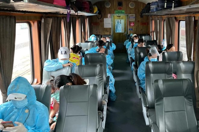 Ba lần xung phong vào vùng đỏ đón người, bị trêu… đi thăm bồ - 5 Ba lần xung phong vào vùng đỏ đón người, bị trêu… đi thăm bồ - 5