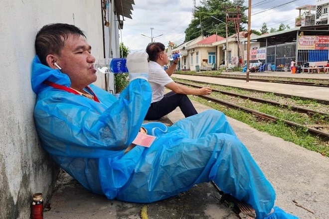 Ba lần xung phong vào vùng đỏ đón người, bị trêu… đi thăm bồ - 4 Ba lần xung phong vào vùng đỏ đón người, bị trêu… đi thăm bồ - 4