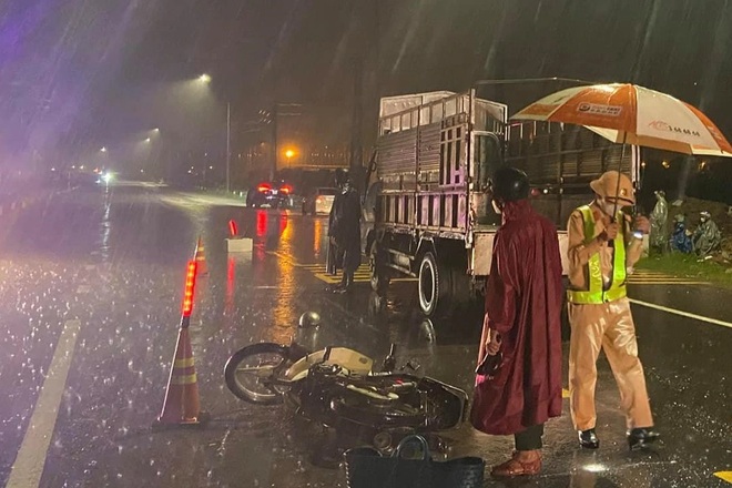 Hai vợ chồng bị tai nạn tử vong trên đường đi chợ trong đêm mưa gió - 1